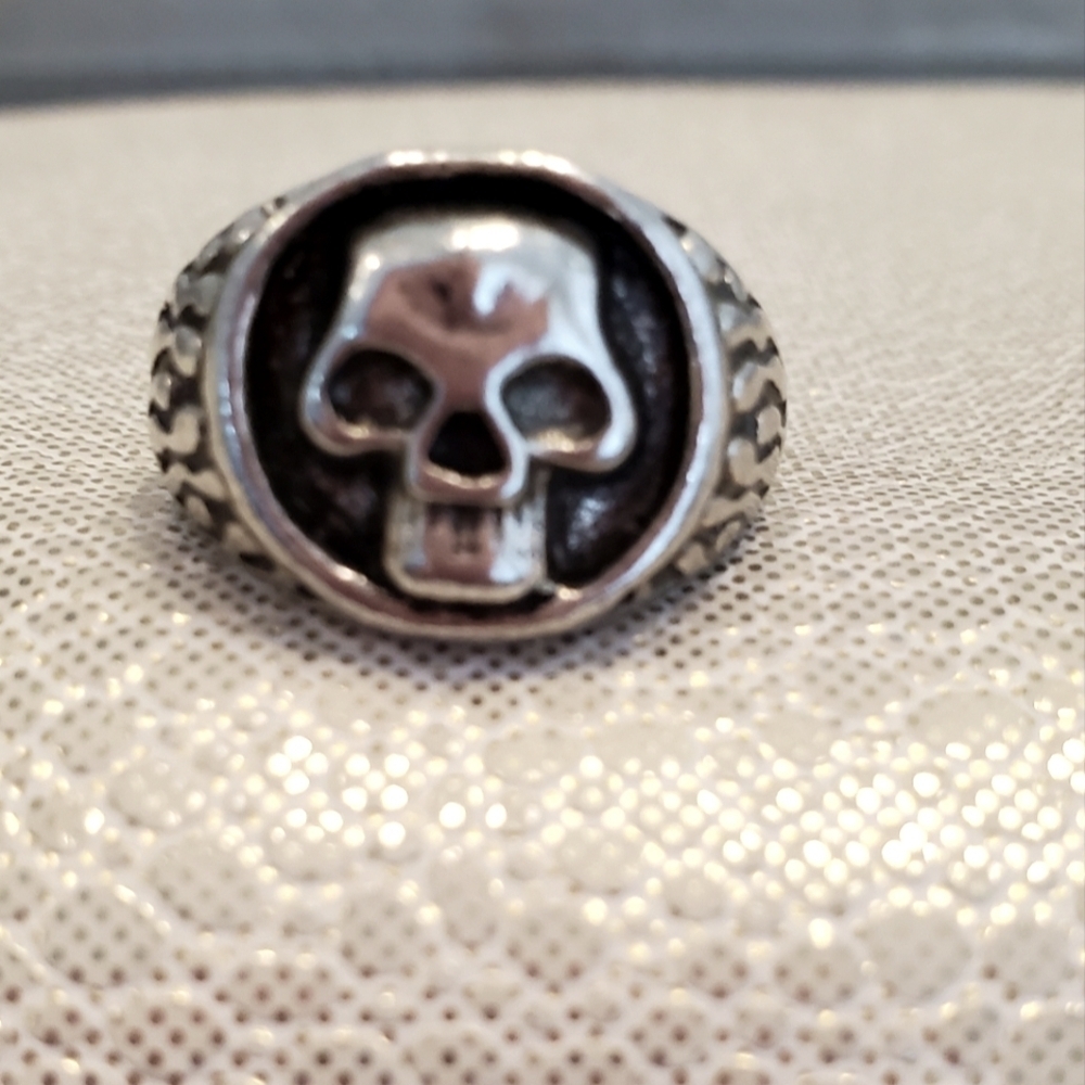💚5/$25 Bundle Lot Of 3 Silver & Black Toned Skull Ring Set Size 7, 7.5 & 8 - Picture 3 of 4